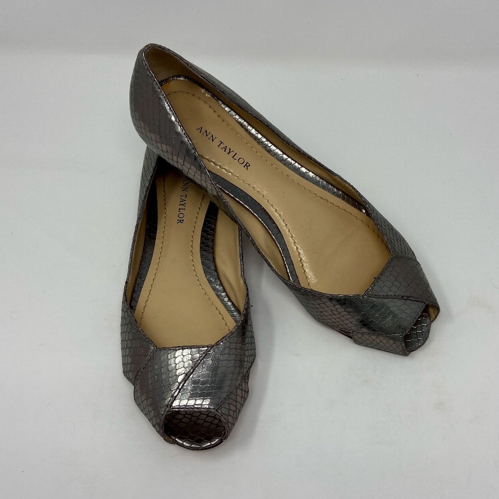 Ann Taylor Leather Silver Peep Toe Flat Size 7 Shoe